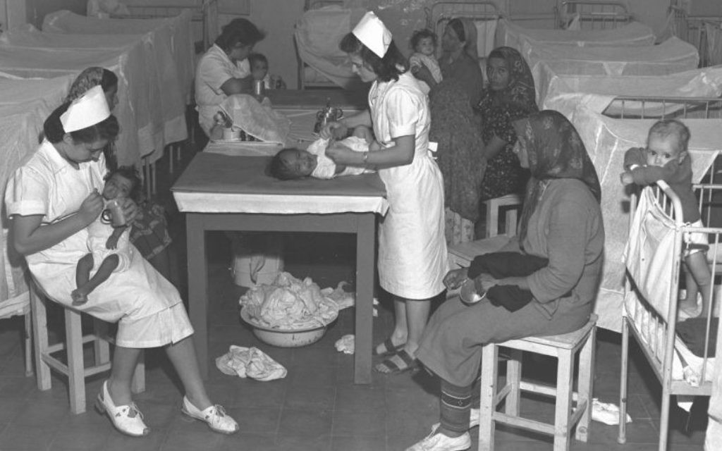 Une photo non datée d'une nursery au camp de réfugiés de Rosh Haayin accueillant des immigrants juifs yéménites (Crédit : Brauner Teddy / GPO)