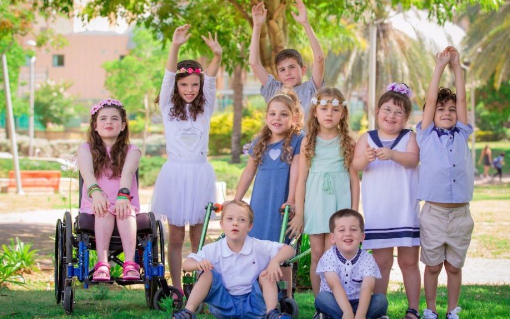 La collection Été 2017 de Select Fashion, un fabricant israélien de prêt-à-porter qui embauche des enfants spéciaux comme mannequins. Hallel Markowitz est deuxième à partir de la droite. (Crédit : Dmitriy Green) La collection Été 2017 de Select Fashion, un fabricant israélien de prêt-à-porter qui embauche des enfants spéciaux comme mannequins. Hallel Markowitz est deuxième à partir de la droite. (Crédit : Dmitriy Green)