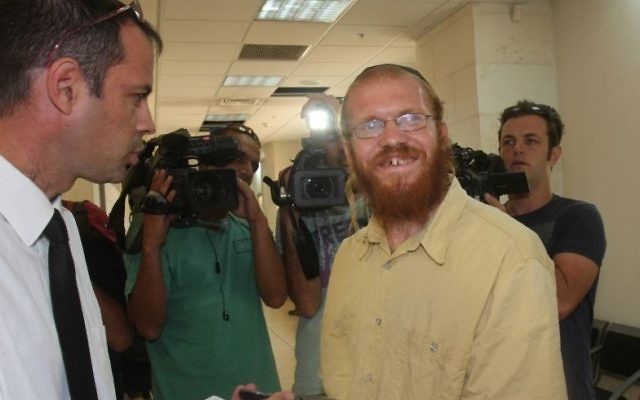 Le rabbin Elizur, au centre, discute avec son avocat au tribunal de  Rishon Lezion en août 2010 (Crédit : Roni Schutzer/Flash90)