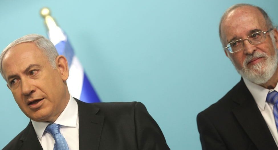 Le professeur Isaac Ben-Israel durant une conférence de presse en 2011 avec le Premier ministre Benjamin Netanyahu annonçant la création d'un bureau chargé de se concentrer sur les capacités de protection israéliennes et de superviser le développement du cybersecteur (Crédit : Kobi Gideon / Flash90.) Le professeur Isaac Ben-Israel durant une conférence de presse en 2011 avec le Premier ministre Benjamin Netanyahu annonçant la création d'un bureau chargé de se concentrer sur les capacités de protection israéliennes et de superviser le développement du cybersecteur (Crédit : Kobi Gideon / Flash90.)
