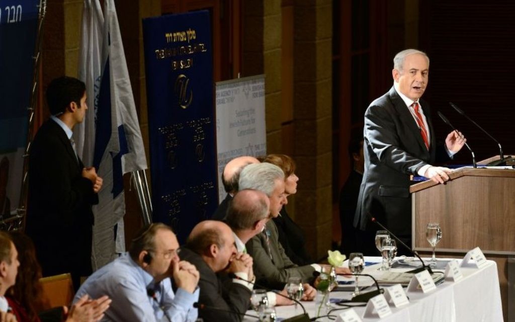 Le Premier ministre Benjamin Netanyahu lors d'un discours devant le conseil d'administration de l'Agence juive à Jérusalem, le 18 février 2013 (Crédit :  Kobi Gideon/GPO/flash90)
