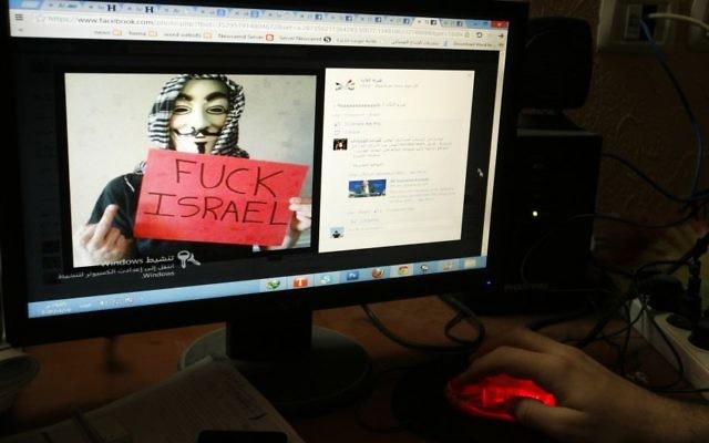 Illustration : un palestinien consulte une page Facebook anti-Israël, le 7 avril 2013. (Crédit : Abed Rahim Khatib/Flash90) Illustration : un palestinien consulte une page Facebook anti-Israël, le 7 avril 2013. (Crédit : Abed Rahim Khatib/Flash90)