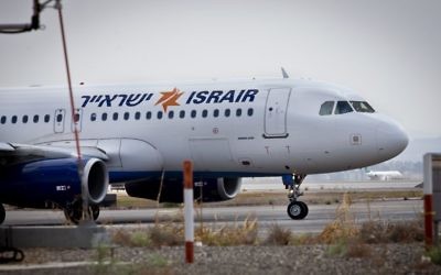 Un avion Israir sur le tarmac de l'aéroport Ben Gurion. Illustration. (Crédit : Moshe Shai/Flash90)