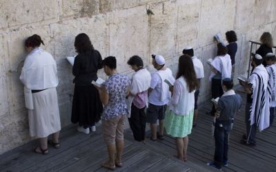 Des Juifs conservateurs prient dans la section préparée pour la prière pour les Femmes du mur à l'arche de Robinson, dans la Vieille ville de Jérusalem, le 30 juillet 2014 (Crédit : Robert Swift/Flash90)