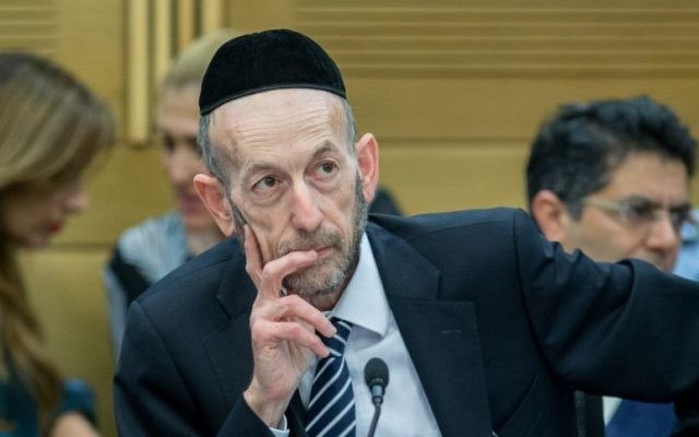 Uri Maklev, député de Yahadout HaTorah, à la Knesset, le 16 février 2016. (Crédit : Yonatan Sindel/Flash90)
