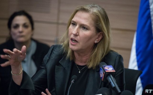 Tzipi Livni, députée de l'Union sioniste, pendant une réunion du groupe parlementaire à la Knesset, le 16 janvier 2017. (Crédit : Hadas Parush/Flash90) Tzipi Livni, députée de l'Union sioniste, pendant une réunion du groupe parlementaire à la Knesset, le 16 janvier 2017. (Crédit : Hadas Parush/Flash90)