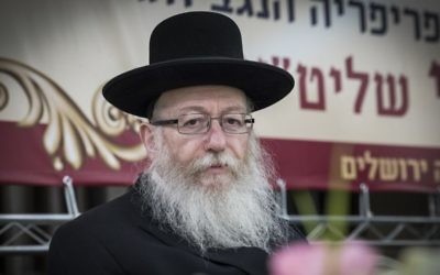 Yaakov Litzman, vice-ministre de la Santé, pendant une conférence à Jérusalem, le 16 février 2017. (Crédit : Yonatan Sindel/Flash90)