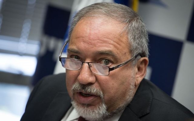Avigdor Liberman, ministre de la Défense et président du parti Yisrael Beytenu, pendant la réunion de son groupe parlementaire à la Knesset, le 20 mars 2017. (Crédit : Hadas Parush/Flash90)
