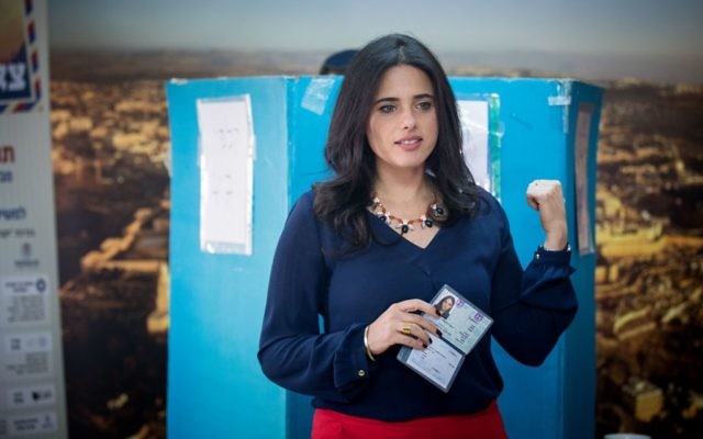 La ministre de la Justice Ayelet Shaked vote pour les Primaires du parti HaBayit HaYehudi à Jérusalem le 27 avril 2017 (Crédit : Yonatan Sindel/Flash90)