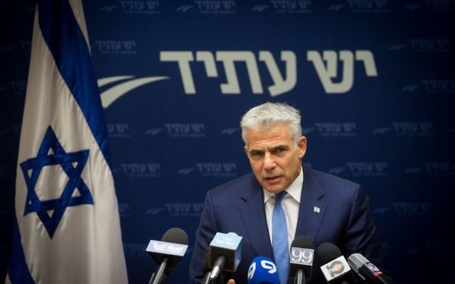 Yair Lapid, président de Yesh Atid, pendant une réunion du groupe parlementaire à la Knesset, le 8 mai 2017. (Crédit : Miriam Alster/Flash90)