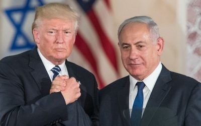 Le président américain Donald Trump, à gauche, et le Premier ministre Benjamin Netanyahu au musée d'Israël de Jérusalem, le 23 mai 2017 (Crédit : Yonatan Sindel/Flash90) Le président américain Donald Trump, à gauche, et le Premier ministre Benjamin Netanyahu au musée d'Israël de Jérusalem, le 23 mai 2017 (Crédit : Yonatan Sindel/Flash90)