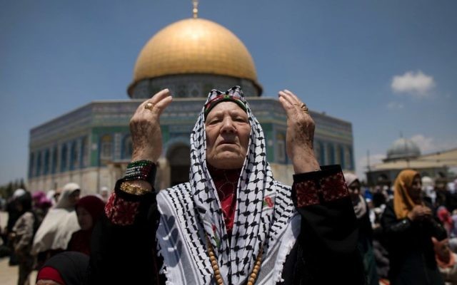 Des milliers de musulmans font la prière le premier vendredi du mois sacré du Ramadan à la mosquée Al Aqsa, à Jérusalem, le 2 juin (Crédit : Afif H. Amireh/Flash90) Des milliers de musulmans font la prière le premier vendredi du mois sacré du Ramadan à la mosquée Al Aqsa, à Jérusalem, le 2 juin (Crédit : Afif H. Amireh/Flash90)