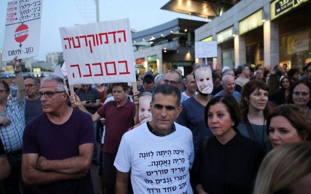 Des centaines de personnes manifestent aux abords de la maison du Procureur-général Avichai Mandelblit à Petah Tikva le 27 mai 2017 (Crédit : Flash90) Des centaines de personnes manifestent aux abords de la maison du Procureur-général Avichai Mandelblit à Petah Tikva le 27 mai 2017 (Crédit : Flash90)