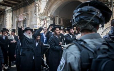 Affrontement entre policiers israéliens et Juifs ultra-orthodoxes pendant une opération d'arrestation d'assaillants de soldats ultra-orthodoxes dans le quartier Mea Shearim de Jérusalem, le 4 juin 2017. (Crédit : Yonatan Sindel/Flash90) Affrontement entre policiers israéliens et Juifs ultra-orthodoxes pendant une opération d'arrestation d'assaillants de soldats ultra-orthodoxes dans le quartier Mea Shearim de Jérusalem, le 4 juin 2017. (Crédit : Yonatan Sindel/Flash90)