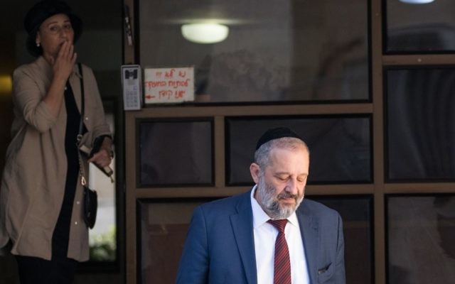 Aryeh Deri et son épouse Yaffa à la sortie de leur domicile alors qu'il se rendent à un interrogatoire de l'unité anti-corruption Lahav 433, le 5 juin 2017 (Crédit : Yonatan Sindel/Flash90) Aryeh Deri et son épouse Yaffa à la sortie de leur domicile alors qu'il se rendent à un interrogatoire de l'unité anti-corruption Lahav 433, le 5 juin 2017 (Crédit : Yonatan Sindel/Flash90)