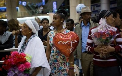 Plus de 200 personnes à l'aéroport Ben Gurion, pour l'arrivée de 72 nouveaux immigrants d'Ethiopie, le 6 juin 2017. (Crédit : Miriam Alster/Flash90)