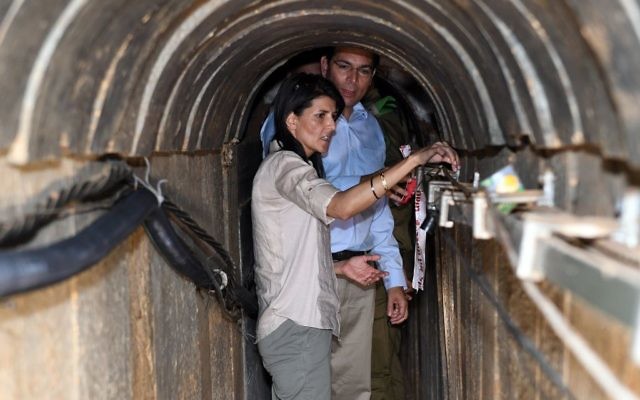 L'ambassadrice des États-Unis à l'ONU Nikki Haley visite un tunnel terroriste construit par le Hamas à la frontière d'Israël avec la bande de Gaza, le 8 juin 2017 (Crédit : Matty Stern / Ambassade des États-Unis, Tel Aviv) L'ambassadrice des États-Unis à l'ONU Nikki Haley visite un tunnel terroriste construit par le Hamas à la frontière d'Israël avec la bande de Gaza, le 8 juin 2017 (Crédit : Matty Stern / Ambassade des États-Unis, Tel Aviv)