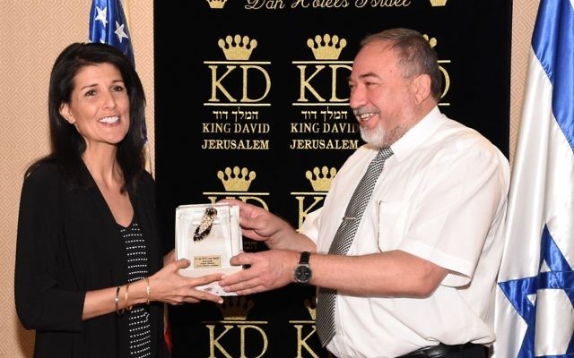 L'ambassadrice des États-Unis auprès de l'ONU Nikki Haley rencontre le ministre de la Défense Avigdor Liberman à Jérusalem le vendredi 9 juin 2017 (Crédit : Dana Shraga / Ministère de la Défense)