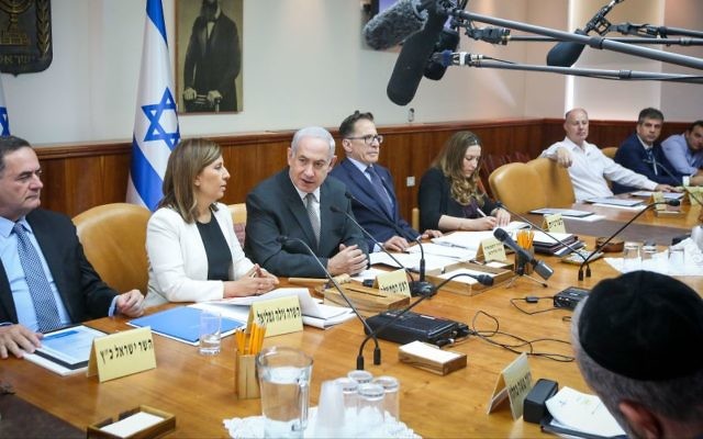 Le Premier ministre Benjamin Netanyahu préside la réunion hebdomadaire au bureau du Premier ministre, le 11 juin 2017. (Crédit : Marc Israel Sellem/POOL) Le Premier ministre Benjamin Netanyahu préside la réunion hebdomadaire au bureau du Premier ministre, le 11 juin 2017. (Crédit : Marc Israel Sellem/POOL)