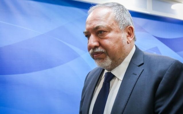 Avigdor Liberman, ministre de la Défense, avant la réunion hebdomadaire de cabinet dans les bureaux du Premier ministre, le 11 juin 2017. (Crédit : Marc Israel Sellem/Pool) Avigdor Liberman, ministre de la Défense, avant la réunion hebdomadaire de cabinet dans les bureaux du Premier ministre, le 11 juin 2017. (Crédit : Marc Israel Sellem/Pool)