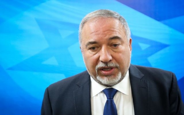 Avigdor Liberman, ministre de la Défense, avant la réunion du cabinet dans les bureaux du Premier ministre à Jérusalem, le 11 juin 2017. (Crédit : Marc Israel Sellem/Flash90)