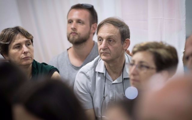 Le professeur Michael Weintraub, au centre, ancien directeur de l'unité d'onco-hématologie pédiatrique d'Hadassah, pendant une manifestation organisée par des parents de patients au parc Sacher, à Jérusalem, le 15 juin 2017. (Crédit : Yonatan Sindel/Flash90)