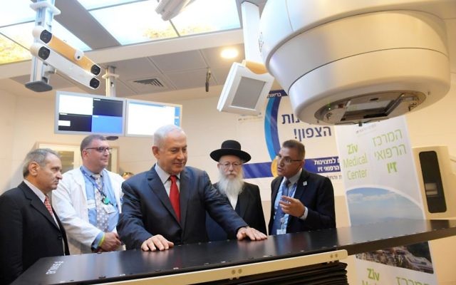 Le Premier ministre Benjamin Netanyahu et le ministre de la Santé, Yaakov Litzman, assistent à l'ouverture d'un service de radiothérapie, le premier du genre dans le nord, à l'hôpital Ziv à Safed, en Israël, le 19 juin 2017 (Crédit : Amos Ben Gershom / GPO)