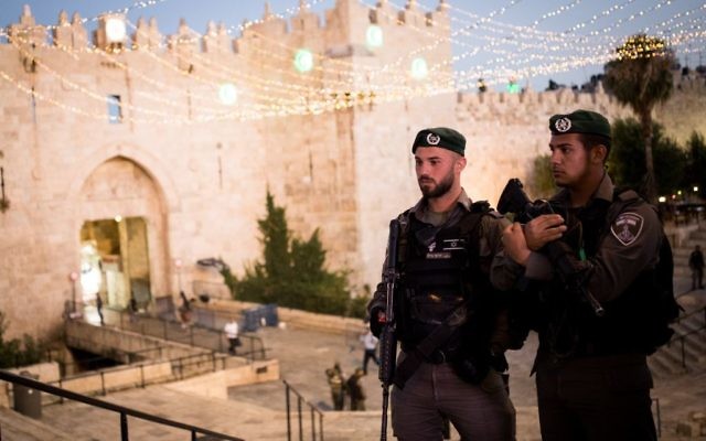 Les forces de sécurité israéliennes en train de garder les abords de la porte de Damas dans la Vieille ville de Jérusalem le 22 juin 2017 (Crédit : Yonatan Sindel/Flash90) Les forces de sécurité israéliennes en train de garder les abords de la porte de Damas dans la Vieille ville de Jérusalem le 22 juin 2017 (Crédit : Yonatan Sindel/Flash90)