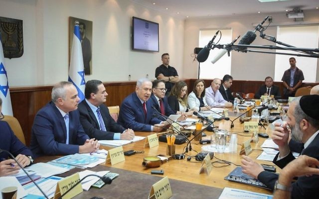 Le Premier ministre Benjamin Netanyahu, au centre, pendant la réunion hebdomadaire du cabinet dans ses bureaux, à Jérusalem, le 25 juin 2017. (Crédit : Marc Israel Sellem/Pool/Flash90)
