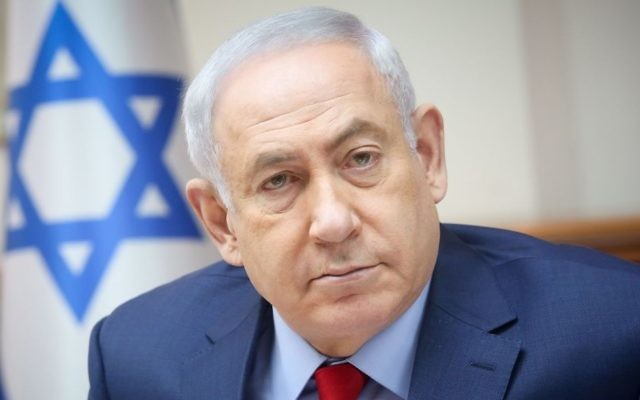 Le Premier ministre Benjamin Netanyahu pendant la réunion hebdomadaire du cabinet dans ses bureaux de Jérusalem, le 25 juin 2017. (Crédit : Marc Israel Sellem/Pool) Le Premier ministre Benjamin Netanyahu pendant la réunion hebdomadaire du cabinet dans ses bureaux de Jérusalem, le 25 juin 2017. (Crédit : Marc Israel Sellem/Pool)