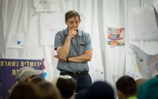 Le professeur Michael Weintraub, au centre, ancien directeur de l'unité d'onco-hématologie pédiatrique d'Hadassah, pendant une manifestation organisée par des parents de patients au parc Sacher, à Jérusalem, le 25 juin 2017. (Crédit : Yonatan Sindel/Flash90)
