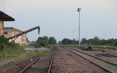 La gare de Pithiviers, en France, qui sera transformée en mémorial à la mémoire des Juifs déportés pendant la Seconde Guerre mondiale. (Crédit : Wikipedia Commons)