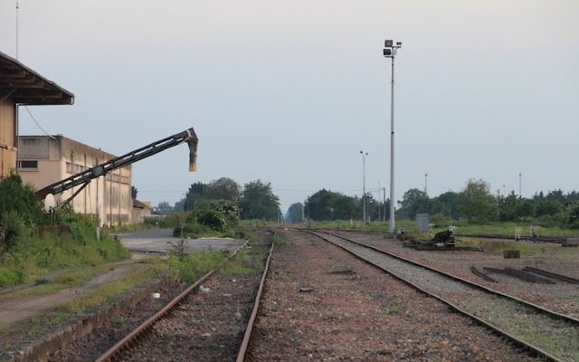 La gare de Pithiviers, en France, qui sera transformée en mémorial à la mémoire des Juifs déportés pendant la Seconde Guerre mondiale. (Crédit : Wikipedia Commons)