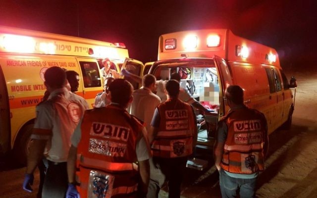 Secouristes sur les lieux de la découverte d'un corps, au carrefour Elyakim, dans le nord d'Israël, le 25 juin 2017. (Crédit : United Hatzalah) Secouristes sur les lieux de la découverte d'un corps, au carrefour Elyakim, dans le nord d'Israël, le 25 juin 2017. (Crédit : United Hatzalah)