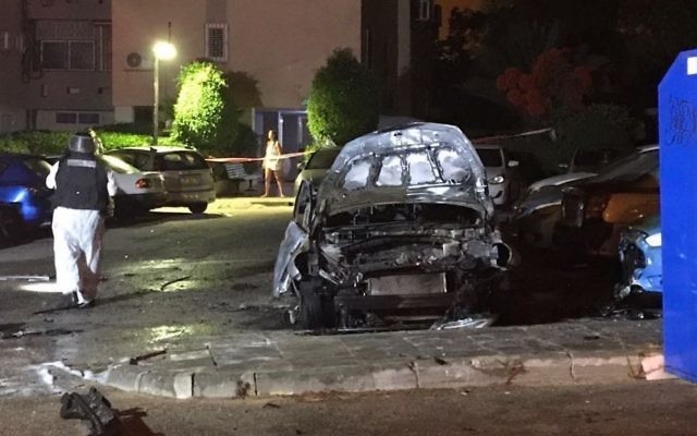 Scène d'un règlement de compte criminel présumé, à Ashkelon, le 27 juin 2017. (Crédit : police israélienne)