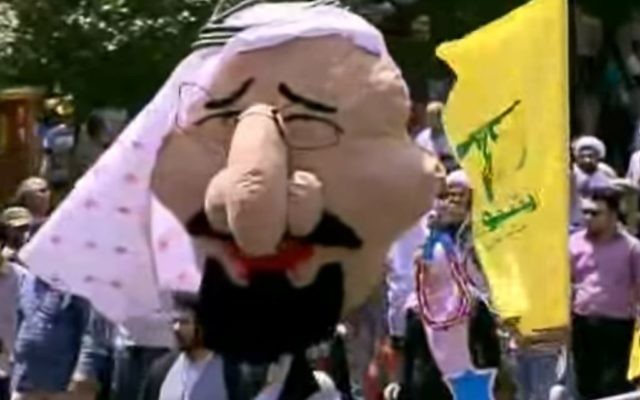 Un rassemblement anti-israélien à Téhéran le 23 juin 2017, avec des manifestants tenant des drapeaux du Hezbollah et une marionnette du roi saoudien Salman ressemblant à un stéréotype juif (Crédit : Capture d'écran YouTube / Russia Today)
