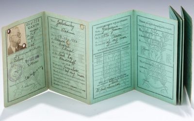 La carte de réfugié appartenant à  Zeev Jabotinsky vendue 20 000 dollars lors d'une vente aux enchères à New York, le 13 juin 2017. (Crédit : autorisation)