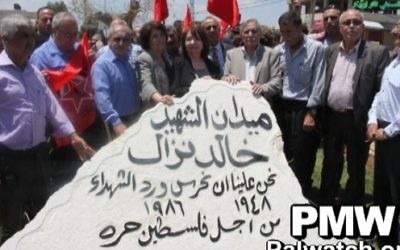 Monument d'hommage au 'martyr' Khaled Nazzal sur une place qui porte son nom, à Jénine, en juin 2017. Nazzal a orchestré, entre autres attentats, le massacre de Maalot en 1074, pendant lequel des terroristes palestiniens ont assassiné 22 écoliers et quatre adultes. (Crédit : Palestinian Media Watch) Monument d'hommage au 'martyr' Khaled Nazzal sur une place qui porte son nom, à Jénine, en juin 2017. Nazzal a orchestré, entre autres attentats, le massacre de Maalot en 1074, pendant lequel des terroristes palestiniens ont assassiné 22 écoliers et quatre adultes. (Crédit : Palestinian Media Watch)