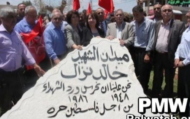 Monument d'hommage au 'martyr' Khaled Nazzal sur une place qui porte son nom, à Jénine, en juin 2017. Nazzal a orchestré, entre autres attentats, le massacre de Maalot en 1074, pendant lequel des terroristes palestiniens ont assassiné 22 écoliers et quatre adultes. (Crédit : Palestinian Media Watch) Monument d'hommage au 'martyr' Khaled Nazzal sur une place qui porte son nom, à Jénine, en juin 2017. Nazzal a orchestré, entre autres attentats, le massacre de Maalot en 1074, pendant lequel des terroristes palestiniens ont assassiné 22 écoliers et quatre adultes. (Crédit : Palestinian Media Watch)