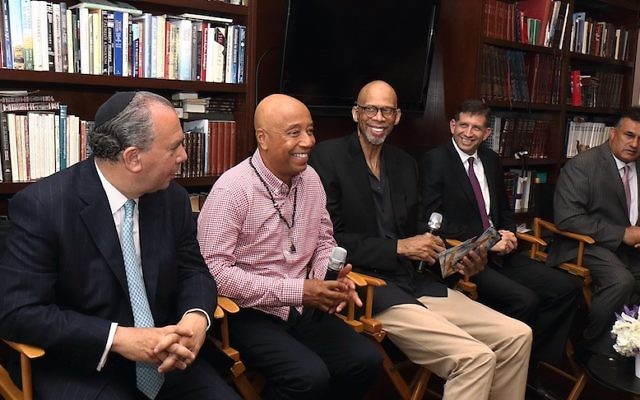 De gauche à droite, le rabbin Marc Schneier et Russell Simmons de la Foundation for Ethnic Understanding ; la star de la NBA Kareem Abdul-Jabbar; le consul général Sam Grundwerg, et le militant musulman Mahomed Akbar Khan célèbrent le mois du Ramadan au consulat israélien de  Los Angeles, le 15 juin 2017. (Crédit : Michelle Mivzari via JTA)