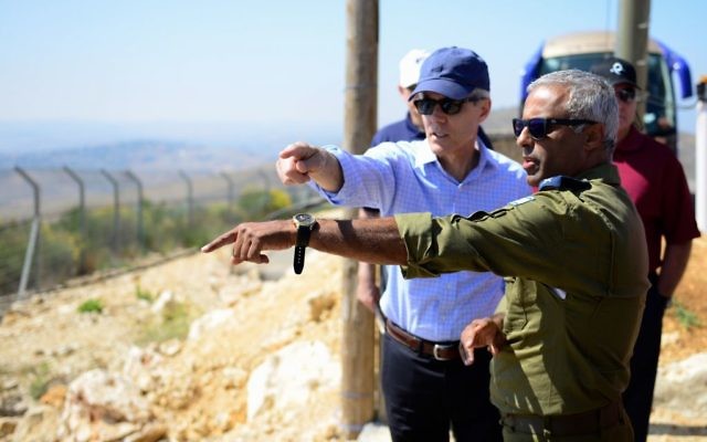 Le vice-amiral des Etats-Unis à la retraite Peter Neffenger, à gauche, avec le général (reserviste.) Ronen Simchi, ancien pilote de chasse et commandant de l'armée de l'air, lors d'une visite en Israël de l'Institut juif pour la sécurité nationale d'Amérique en juin 2017 (Crédit : Unité des porte-parole de l'armée israélienne)