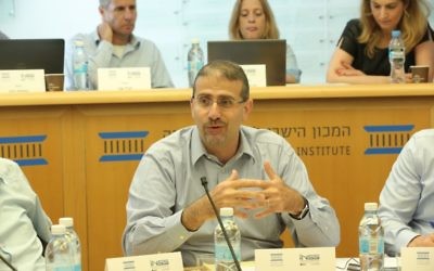Dan Shapiro lors d'une conférence à Jérusalem à l'Institut démocratique d'Israël le 4 juin 2017. (Crédit : Oded Antman)