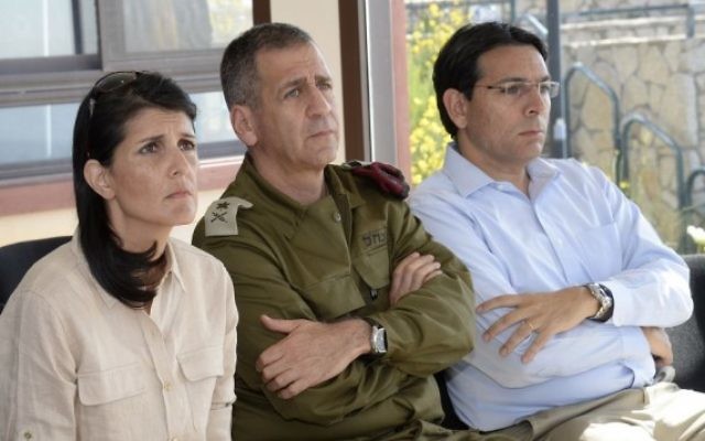 L'envoyé des Etats-Unis de l'ONU Nikki Haley écoute un briefing d'un officier de l'armée israélienne à la frontière libanaise le 8 juin 2017 avec le chef d'état major adjoint de l'armée israélienne, Aviv Kochavi, et l'ambassadeur israélien à l'ONU Danny Danon (Crédit : David Azagury / Ambassade des États-Unis, Tel Aviv)