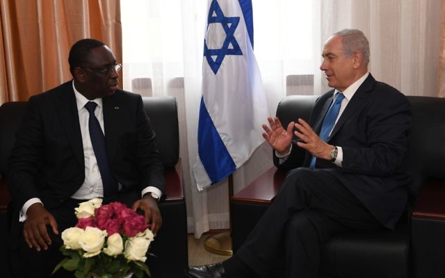Le Premier ministre Benjamin Netanyahu avec Macky Sall, le président du Sénégal, au Liberia, en marge du sommet de la CEDEAO, le 4 juin 2017. (Crédit : Kobi Gideon/GPO) Le Premier ministre Benjamin Netanyahu avec Macky Sall, le président du Sénégal, au Liberia, en marge du sommet de la CEDEAO, le 4 juin 2017. (Crédit : Kobi Gideon/GPO)