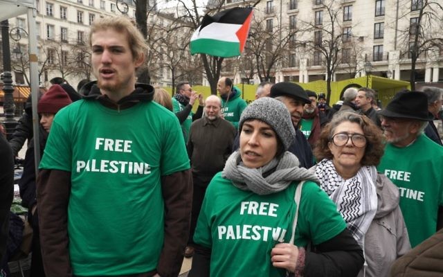 Extrait du documentaire allemand "Élus et exclus - la haine des juifs en Europe". Le passage montre une manifestation du BDS à Paris. (Crédit : autorisation) Extrait du documentaire allemand "Élus et exclus - la haine des juifs en Europe". Le passage montre une manifestation du BDS à Paris. (Crédit : autorisation)