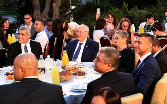 Le président Reuven Rivlin accueille des leaders musulmans et des diplomates étrangers lors d'un repas de l'Iftar pour marquer la fin du jeûne de la journée à l'occasion du Ramadan le 12 juin 2017 à la résidence présidentielle de Jérusalem (Crédit : Mark Neiman/GPO) Le président Reuven Rivlin accueille des leaders musulmans et des diplomates étrangers lors d'un repas de l'Iftar pour marquer la fin du jeûne de la journée à l'occasion du Ramadan le 12 juin 2017 à la résidence présidentielle de Jérusalem (Crédit : Mark Neiman/GPO)