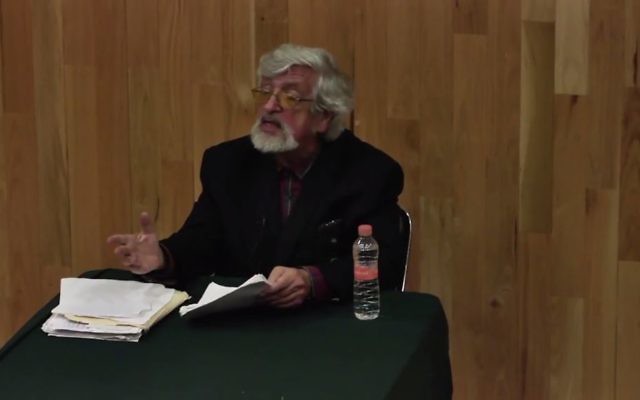Le musicologue Richard Taruskin à l'université de Columbia, à New York, en février 2016. (Crédit : Capture d'écran YouTube) Le musicologue Richard Taruskin à l'université de Columbia, à New York, en février 2016. (Crédit : Capture d'écran YouTube)