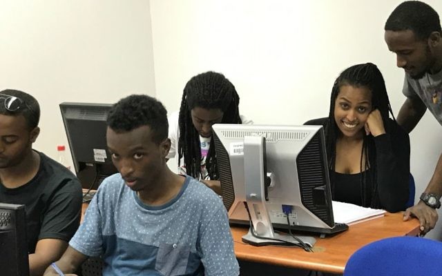 Les élèves de Tech-Career en cours (Crédit :
 Shoshanna Solomon/Times of Israel)