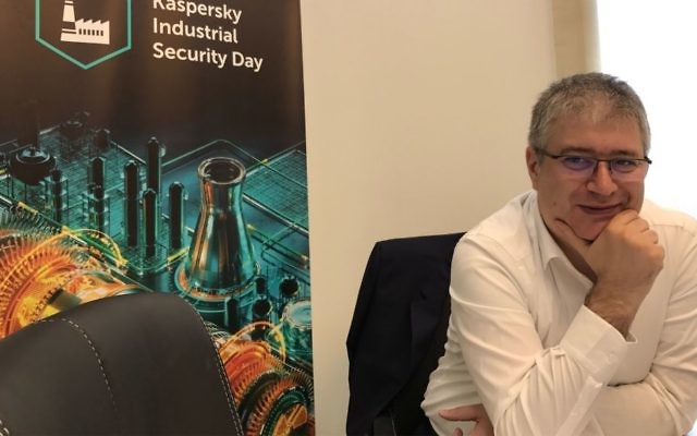 Costin Raiu, Directeur de l'équipe de recherche et d'analyse globale à Kaspersky Lab durant une visite à Jérusalem, le 14 juin 2017 (Crédit : Shoshanna Solomon/Times of Israel)