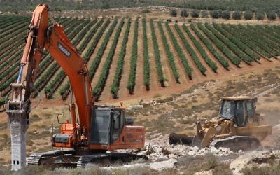 Début des travaux de l'implantation d'Amichai, destinée aux évacués de l'avant-poste d'Amona, le 20 juin 2017. (Crédit : Yonatan Sindel/Flash90)